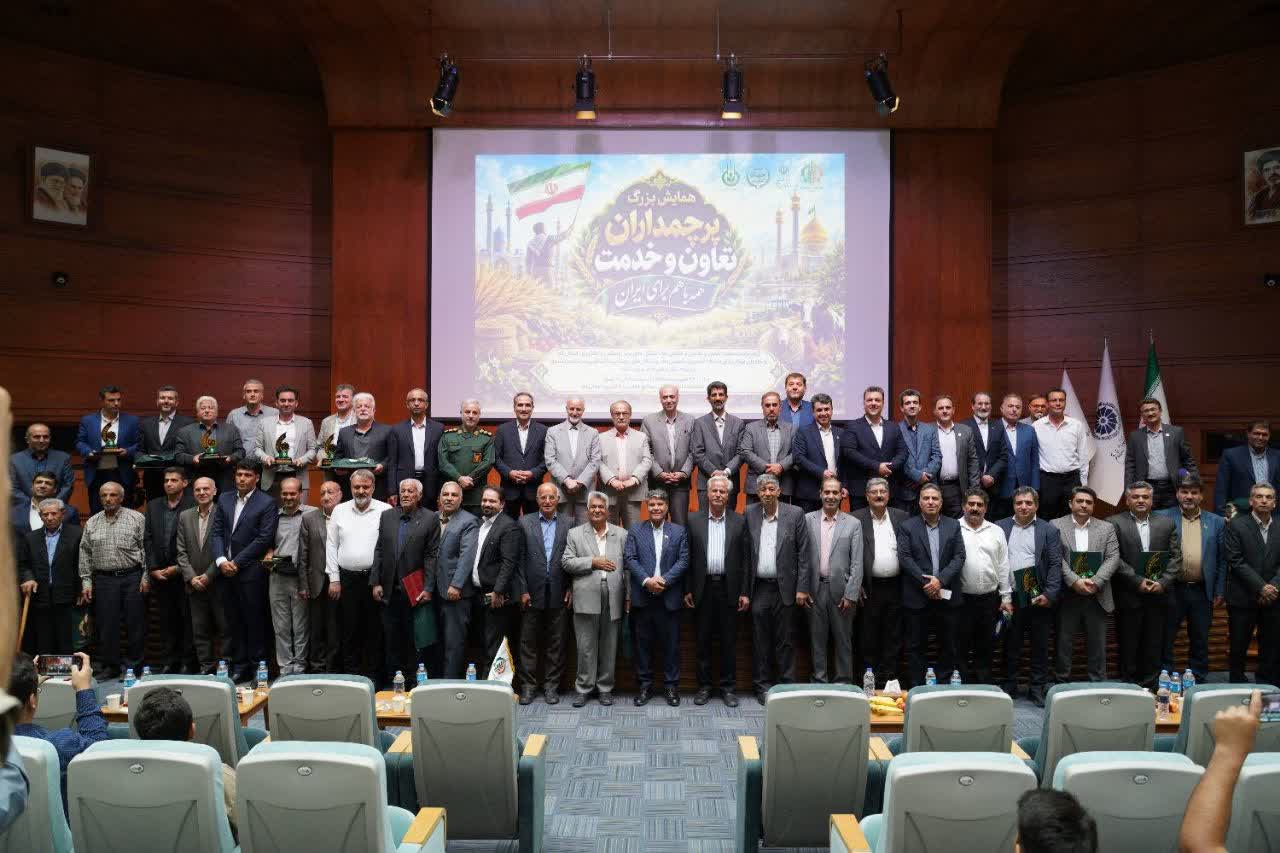 صبح روز پنجشنبه ۲۶ شهریور ماه در سالن اجتماعات اتاق بازرگانی، صنایع، معادن و کشاورزی قم رقم خورد؛ مراسم تجلیل از خادمان موکب مشترک “اتاق اصـناف کشاورزی، تعاونی‌ها و تشکل‌های روسـتایی و کشاورزی اسـتان قم”