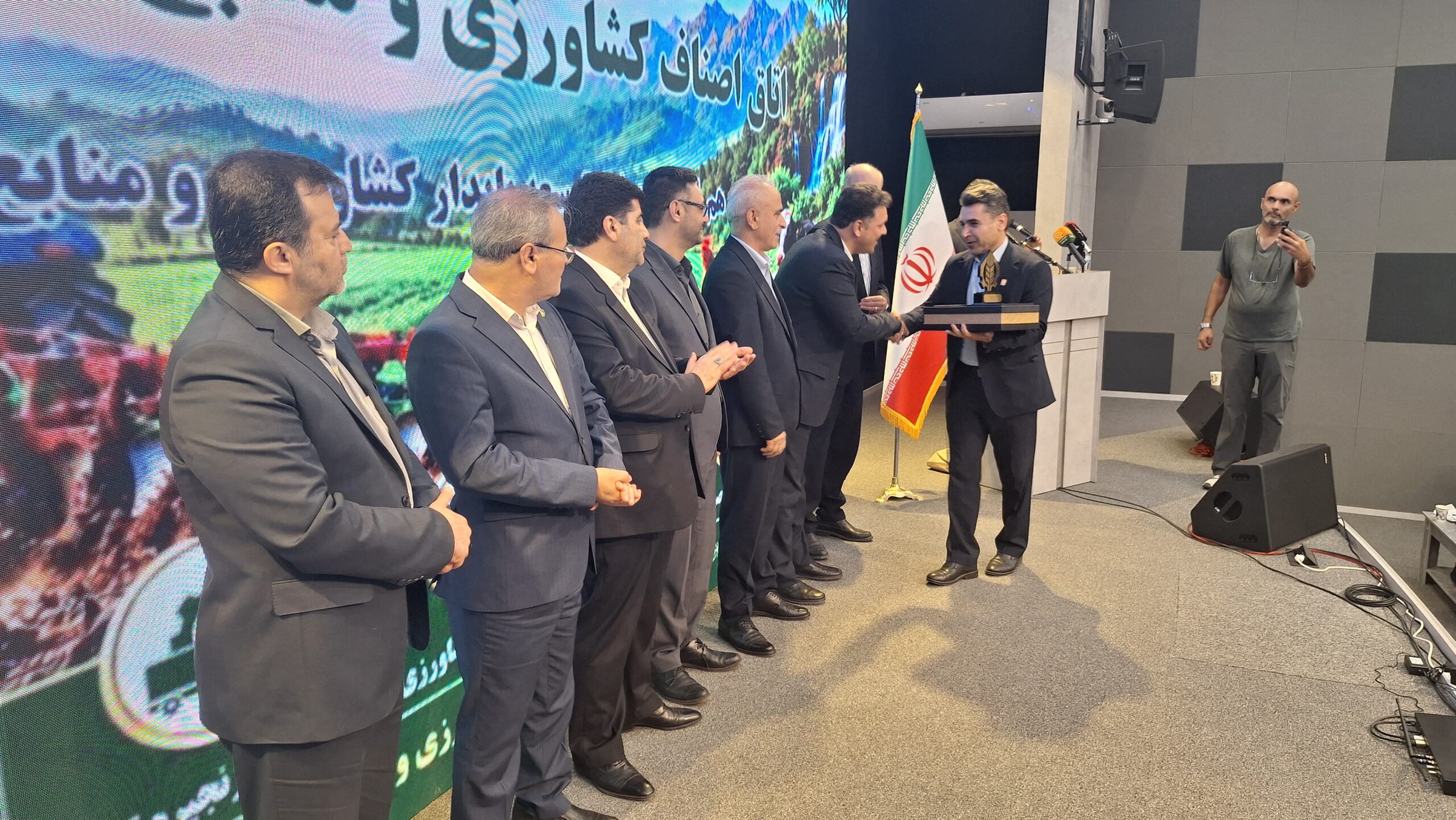تقدیر از کشاورزان فعال، مدیران و روسای اتاق اصناف کشاورزی استان ها و شهرستان های کشور
